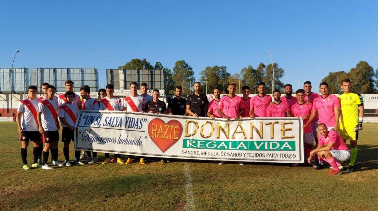 Sevilla Atlético y Ceuta portan una pancarta a favor de las donaciones de órganos
