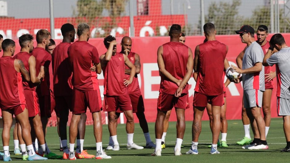 Charla de Lopetegui en la vuelta al trabajo del Sevilla FC