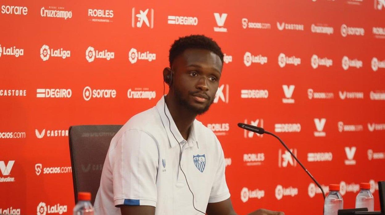 Tanguy Nianzou durante su rueda de prensa de presentación