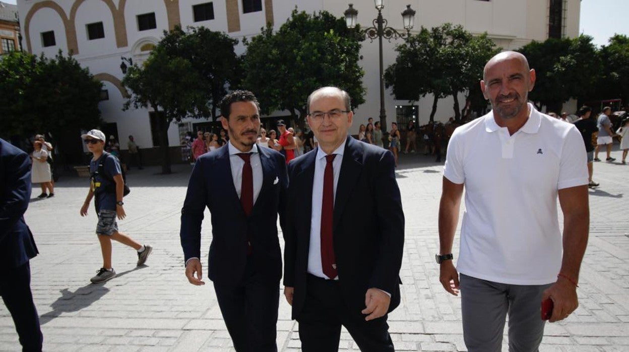 Castro junto a Del Nido Carrasco y Monchi