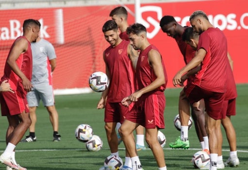 Munir realiza un ejercicio de técnica en el entrenamiento de este miércoles del Sevilla FC