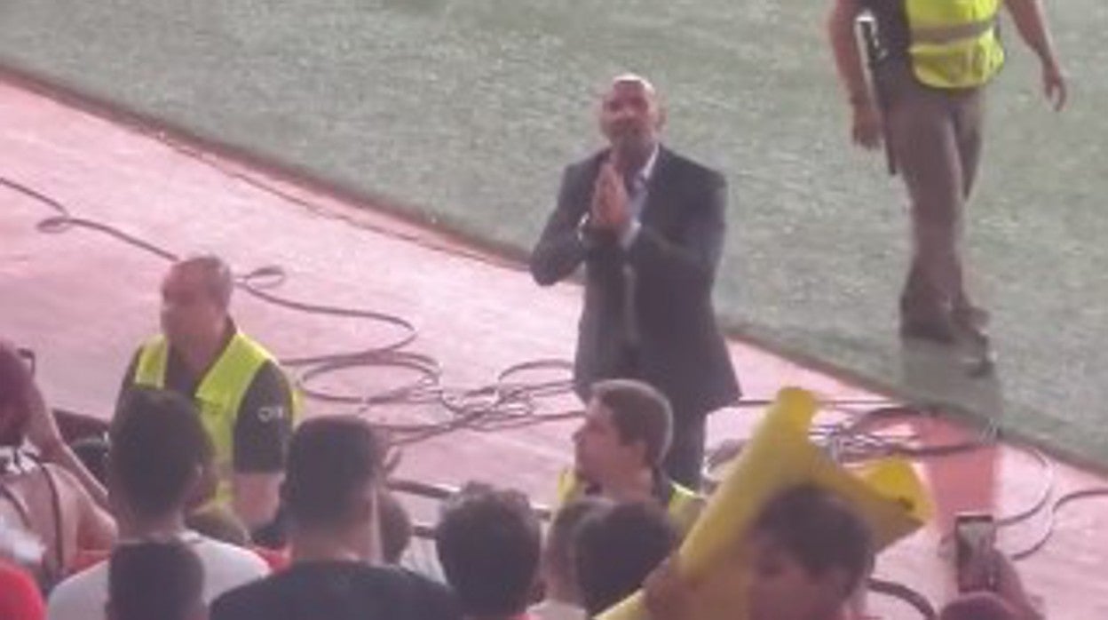 Monchi se dirige a parte del sevillismo congregado en Almería