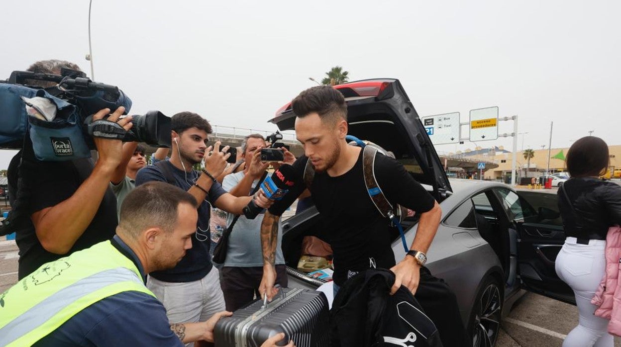 Lucas Ocampos toma sus maletas en el aeropuerto de San Pablo antes de partir hacia Ámsterdam para fichar por el Ajax