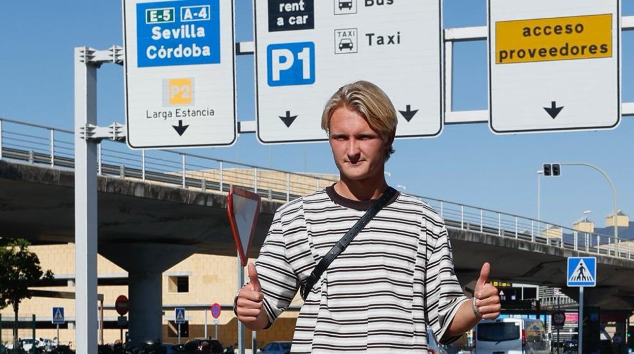 Dolberg posa en la salida de la terminal del Aeropuerto de Sevilla