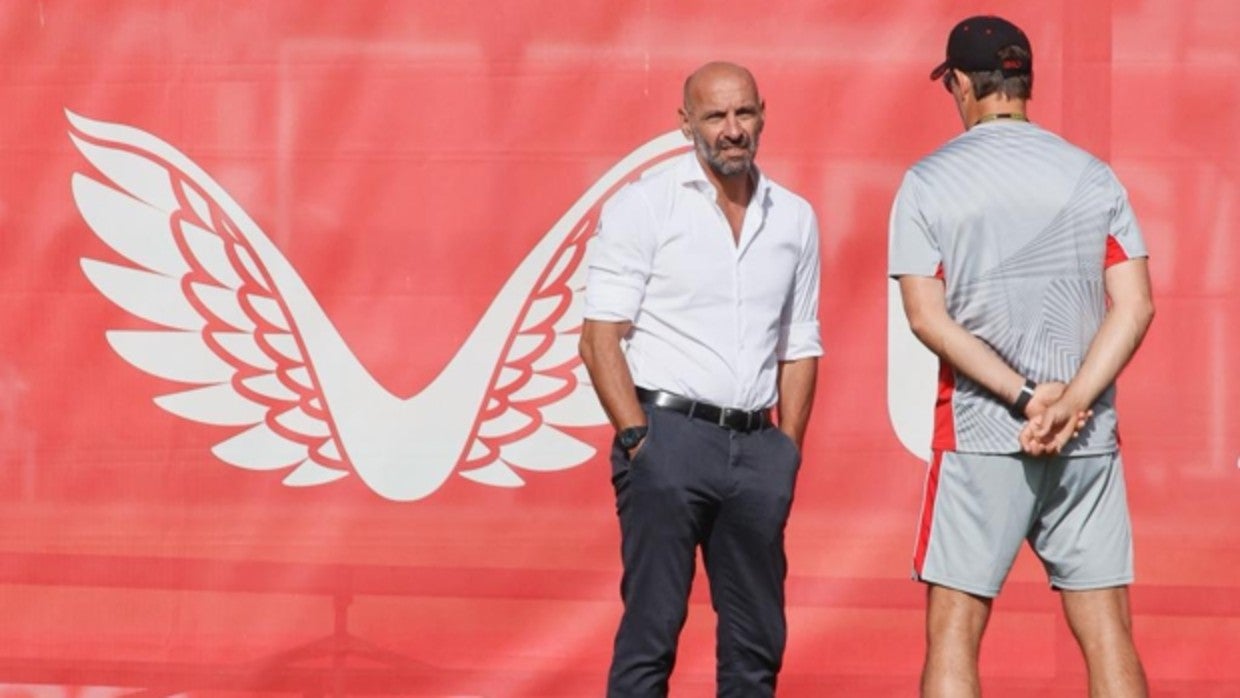 Monchi y Julen Lopetegui conversan el pasado miércoles