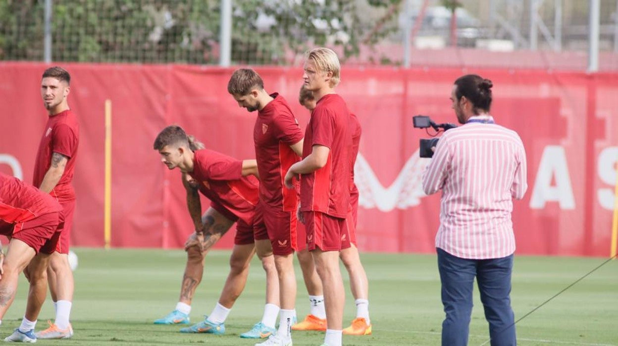 Januzaj y Dolberg ya entrenan con el Sevilla