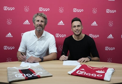 Ocampos firma su contrato con el Ajax