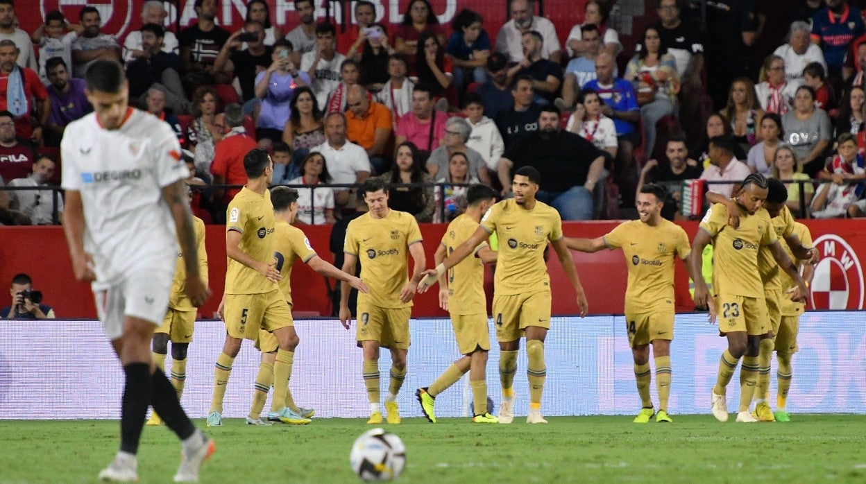 Lamela, en primer término mientras los jugadores del Barça celebran uno de los goles