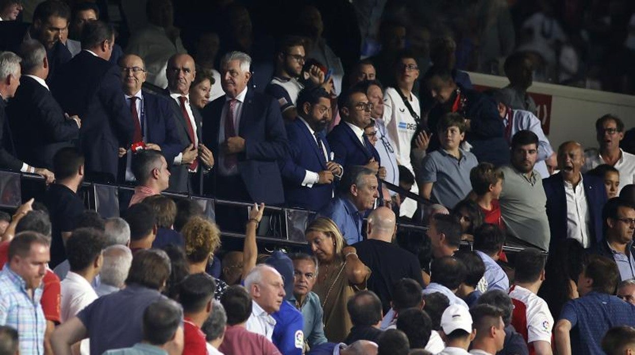 Momento en el que José María del Nido se revolvió al palco del Ramón Sánchez-Pizjuán para pedir la dimisión de José Castro