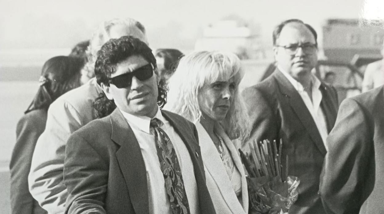 Maradona, a su llegada al aeropuerto de Sevilla junto a Claudia Villafañe