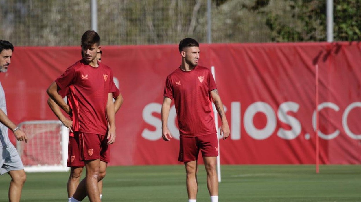 Kike Salas y José Ángel Carmona, en el entrenamiento de ayer del Sevilla