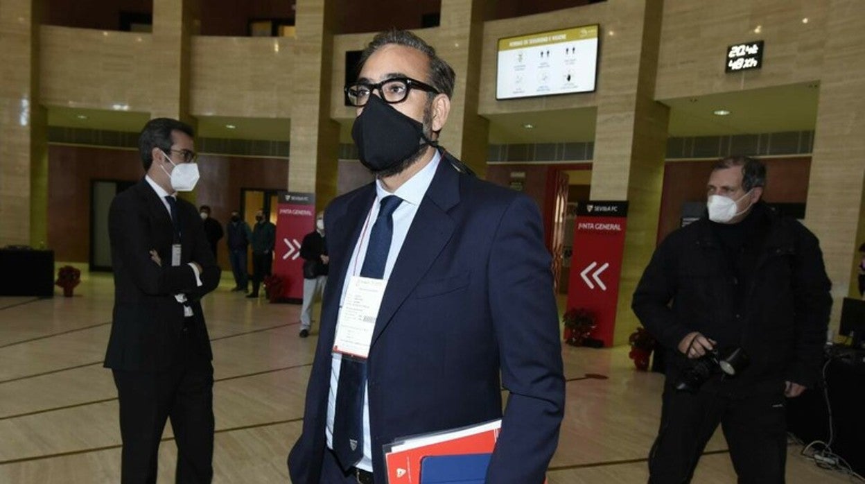 Andrés Blázquez, de 777 Partners, en una junta del Sevilla FC