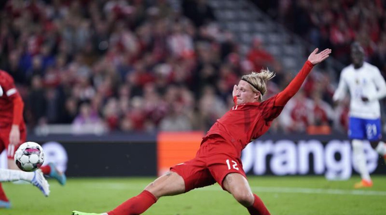 Kasper Dolberg durante la acción en la que anotó el primer tanto del Dinamarca- Francia