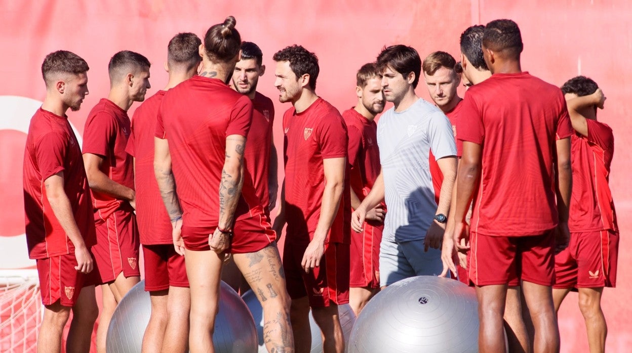 Los jugadores del Sevilla, con Delaney en el centro, durante el entrenamiento