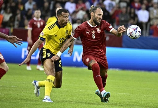 Nemanja Gudelj durante una acción de un encuentro con la selección de Serbia
