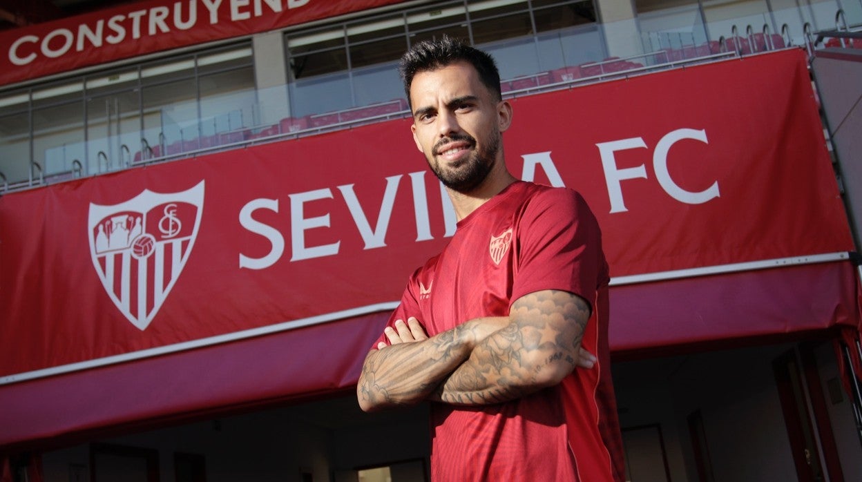 Suso posa para ABC de Sevilla en las instalaciones de la ciudad deportiva