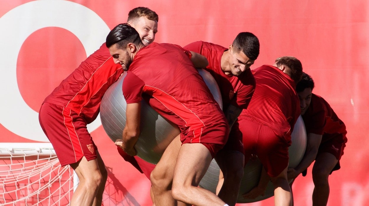 Rakitic, Rafa Mir y Lamela, en un entrenamiento en la ciudad deportiva