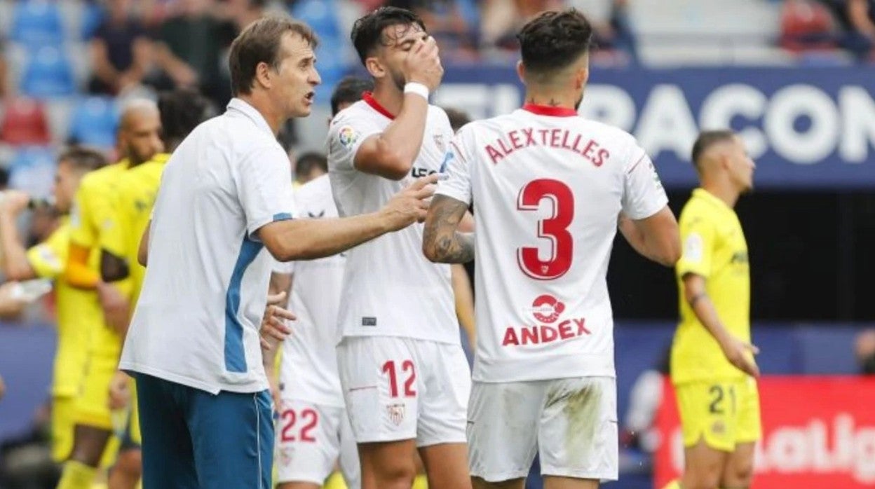 Julen Lopetegui da indicaciones a Rafa Mir y Alex Telles durante el Villarreal - Sevilla de la sexta jornada