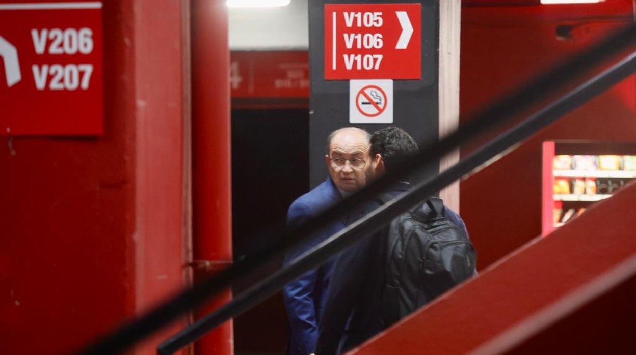 José Castro y José María del Nido Carrasco, éste de espaldas, al término de la reunión en la que se ha tratado el futuro de Lopetegui