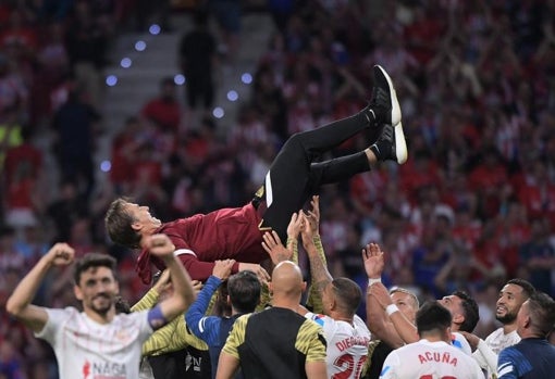 Julen Lopetegui es manteado por los jugadores del Sevilla FC tras conseguir la clasificación matemática para la UEFA Champions League por tercer año consecutivo