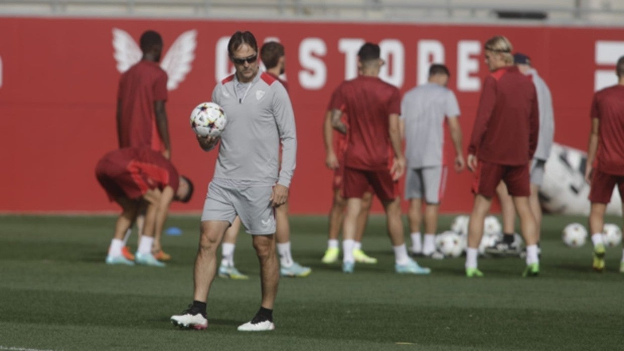 Julen Lopetegui posa con un balón de la Liga de Campeones
