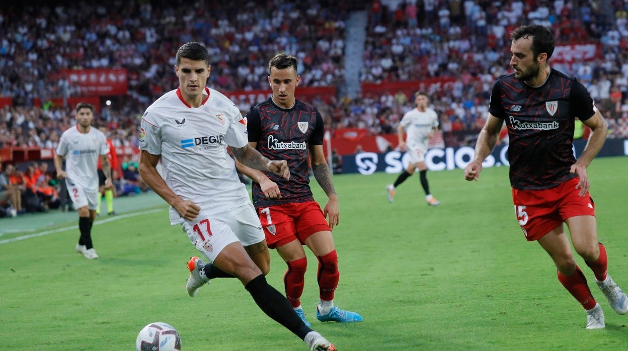 Lamela controla un balón en presencia de Lekue y Berenguer durante el Sevilla - Athletic