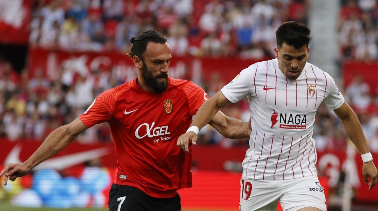 Muriqi pugna con el sevillista Acuña