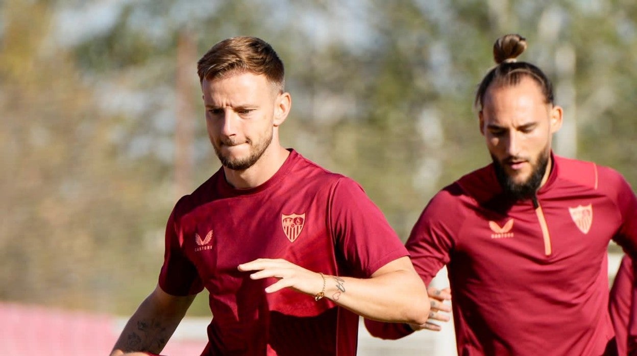 Rakitic y Gudelj, en el entrenamiento de este viernes