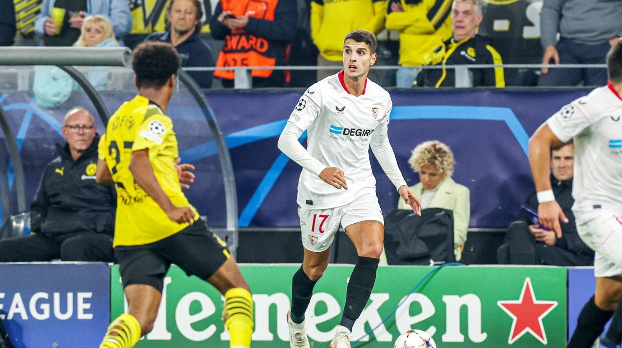 Lamela controla el balón ante Adeyemi durante el Borussia Dortmund - sevilla FC