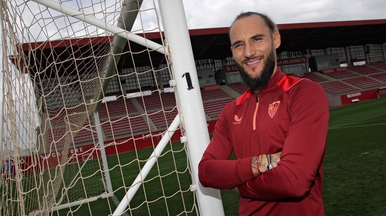 Gudelj posa para ABC de Sevilla en el Estadio Jesús Navas