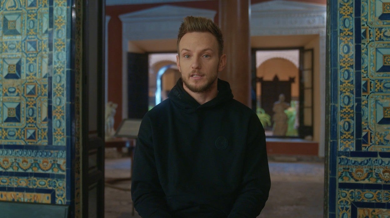 Ivan Rakitic, jugador del Sevilla FC, participando en la docuserie de la NBA 'Hoop Cities'
