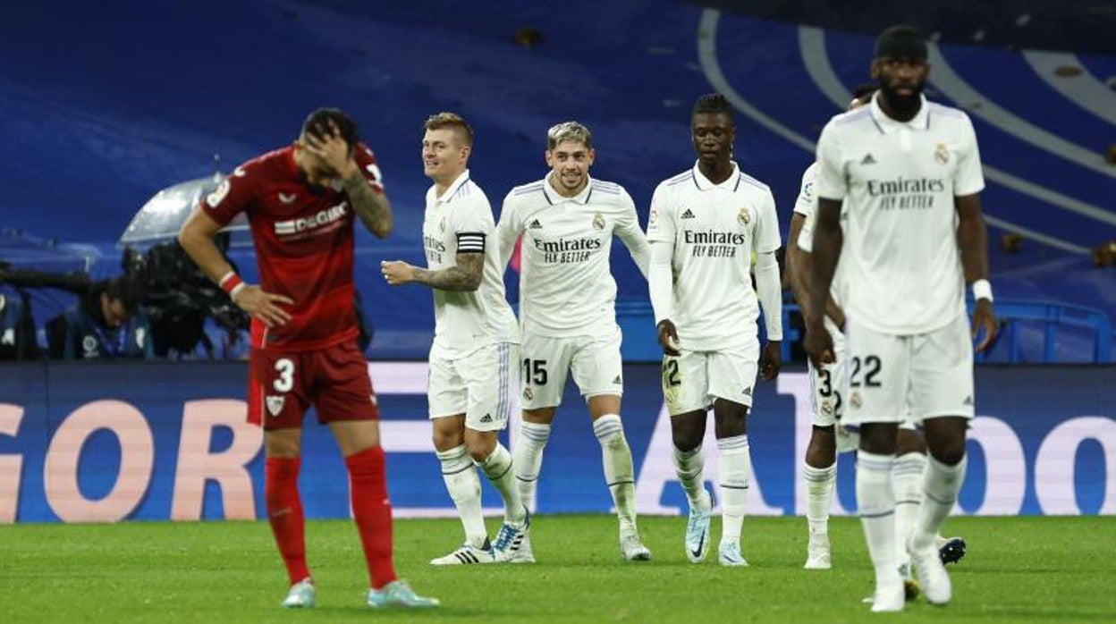 Telles se lamenta tras el gol de Valverde que cerró la cuenta para el Real Madrid