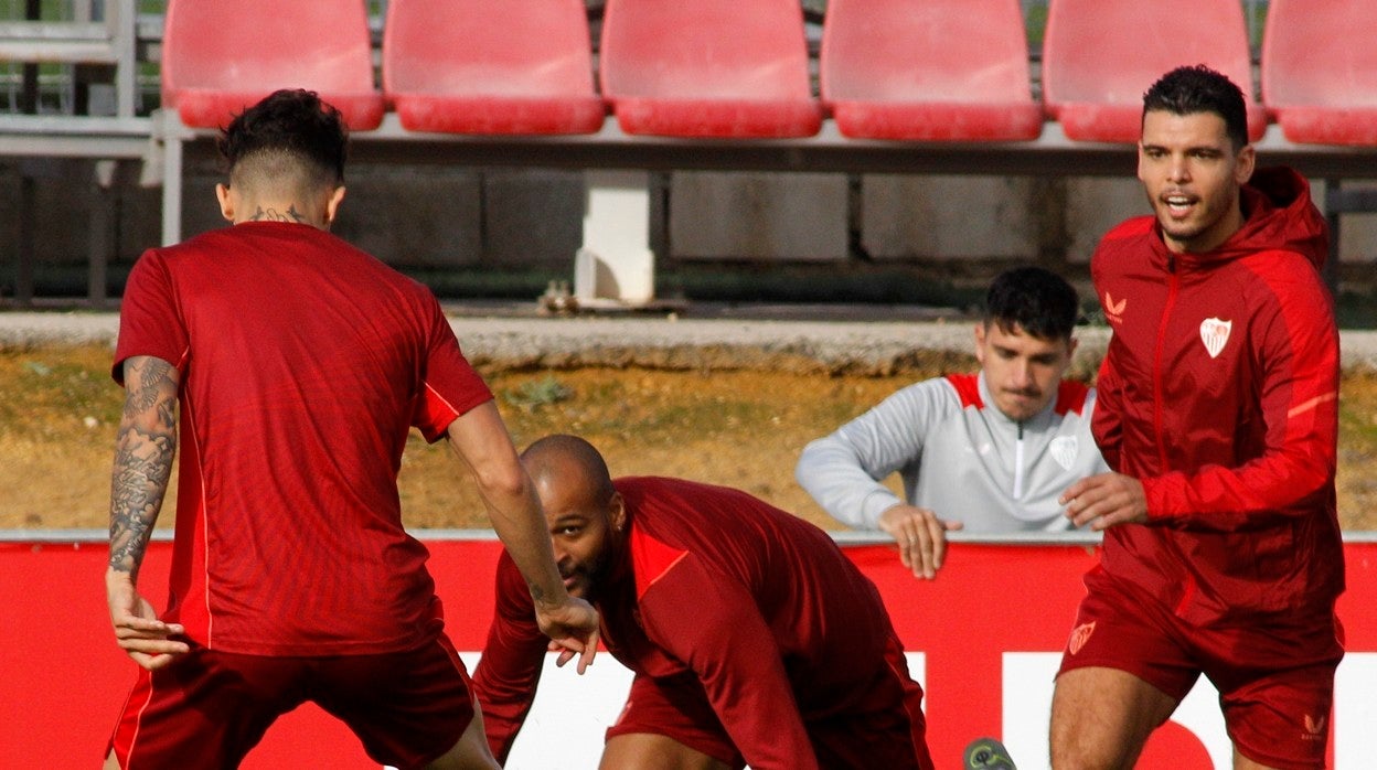 Rekik junto a Marco y Alex Telles, en el entrenamiento de este lunes