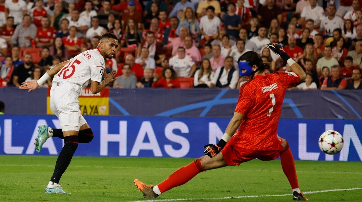 En-Nesyri define para hacer el primer gol en el estadio Ramón Sánchez-Pizjuán
