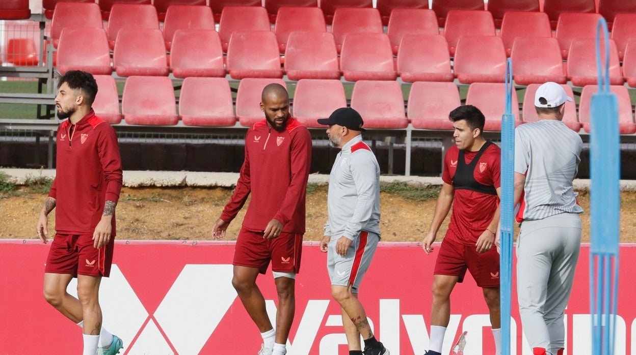 Sampaoli dialoga con Marcao durante el entrenamiento del Sevilla FC en la ciudad deportiva