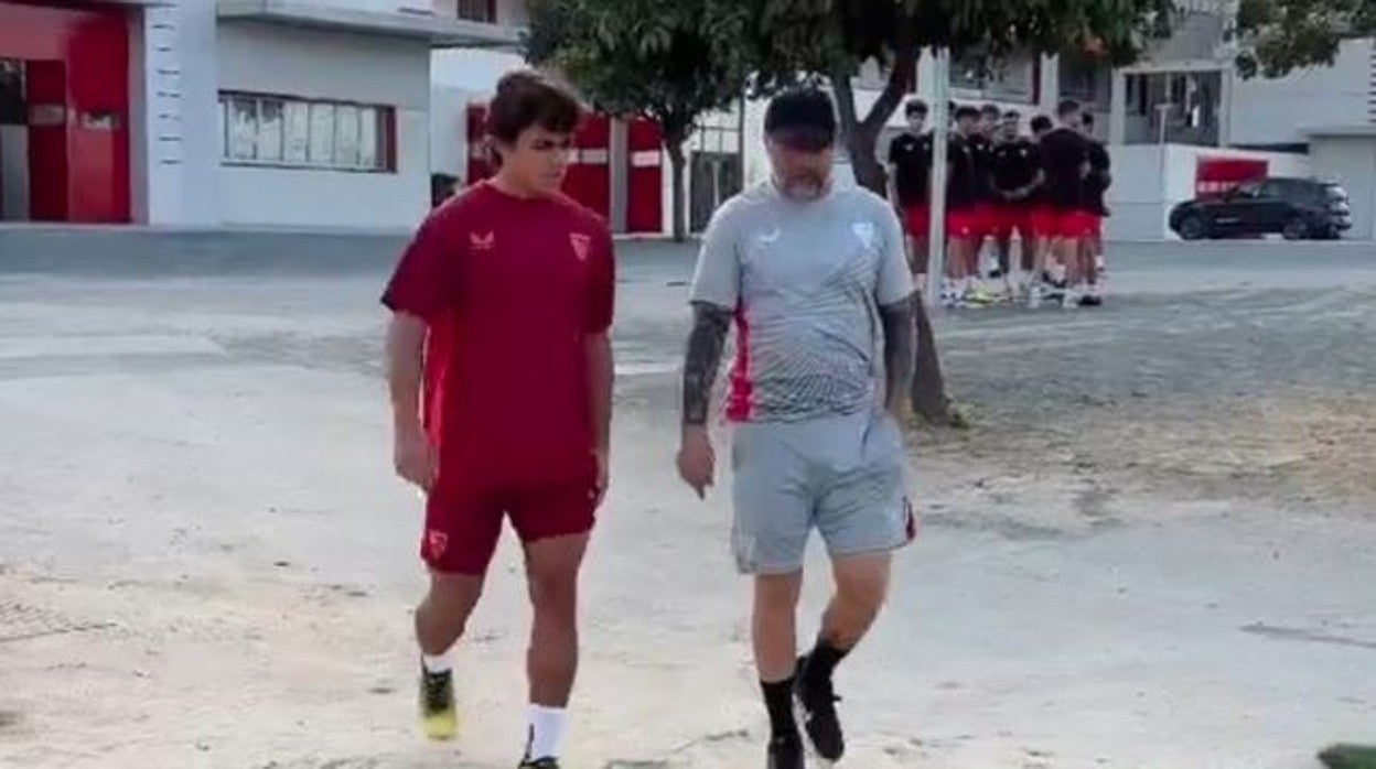 Carlos Álvarez camina junto a Sampaoli antes de acceder al campo de entrenamiento