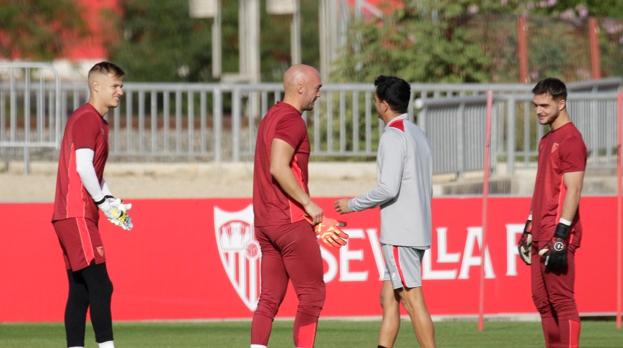 Los porteros del Sevilla en el entrenamiento de ayer