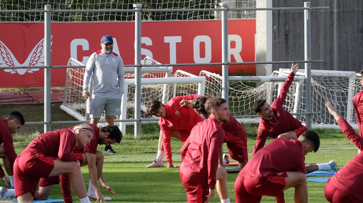 Jorge Sampaoli dirige un entrenamiento del Sevilla FC en la ciudad deportiva
