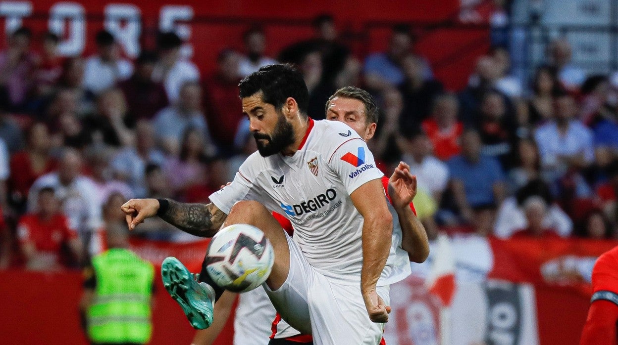 Isco trata de controlar la pelota en el Sevilla - Rayo Vallecano