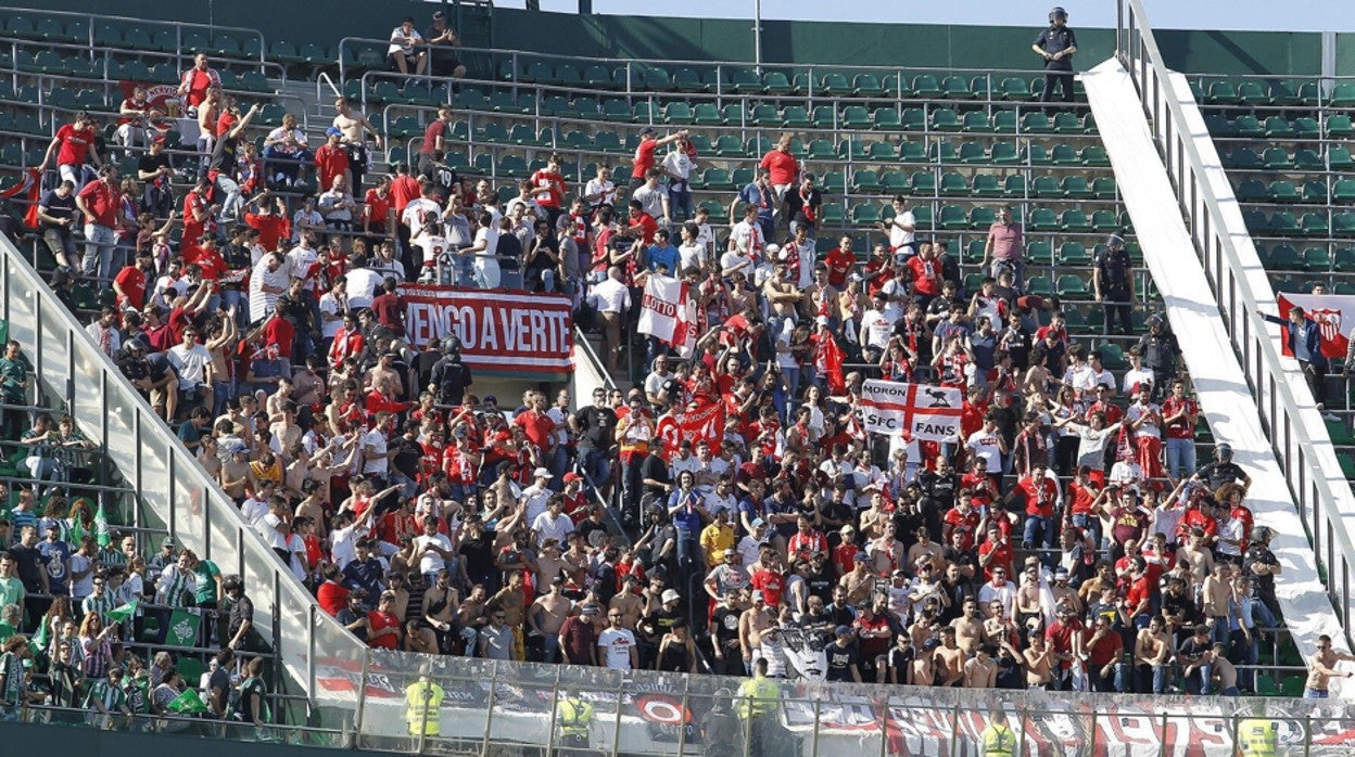 Grada de la afición sevillista en el Villamarín en un derbi reciente