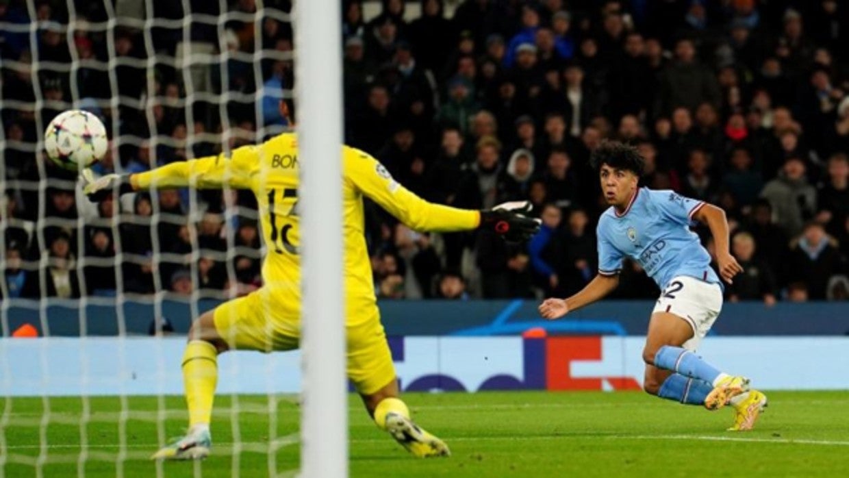 Lewis marca el primer gol del Manchester City ante Bono