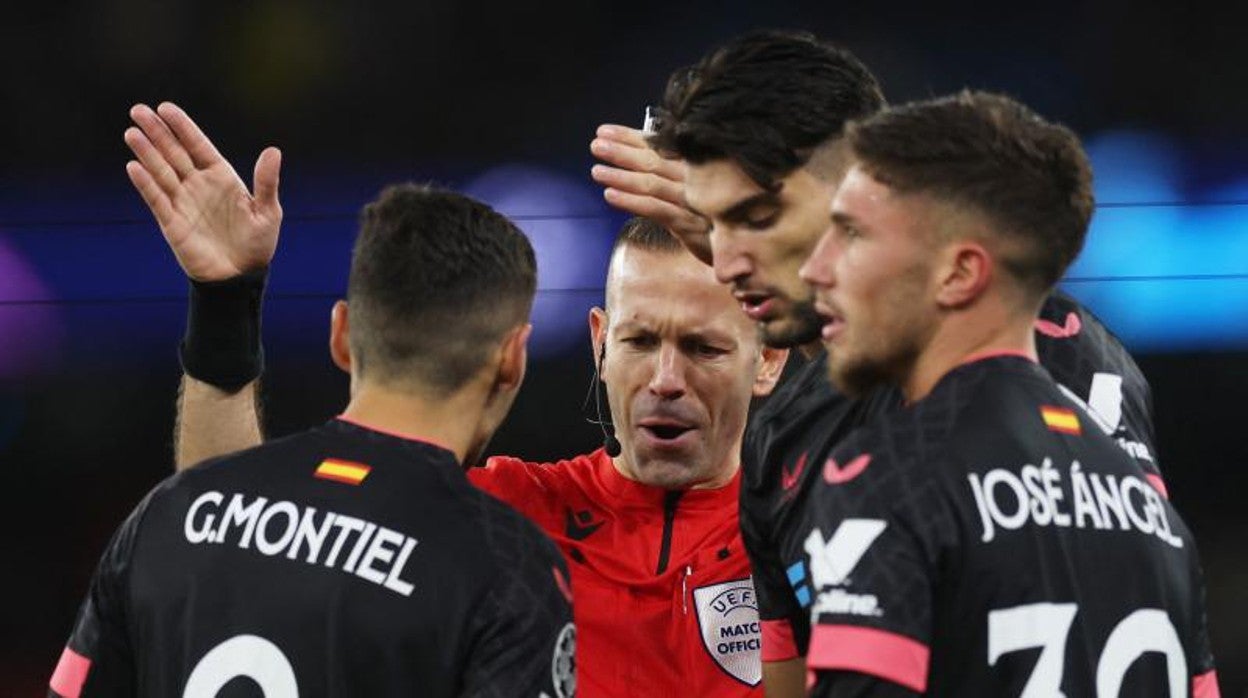 El Sevilla reclama una falta al árbitro del Manchester City - Sevilla