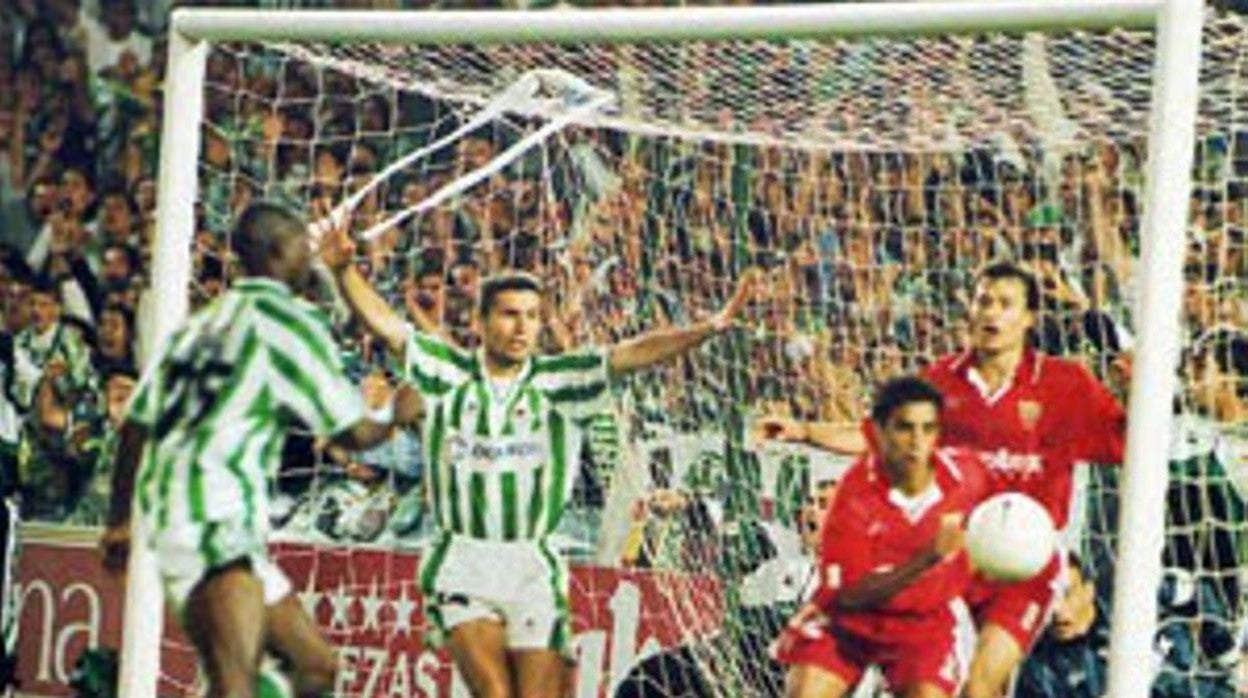 La acción polémica con la que concluyó el 3-3 entre el Betis y el Sevilla en la 96-97