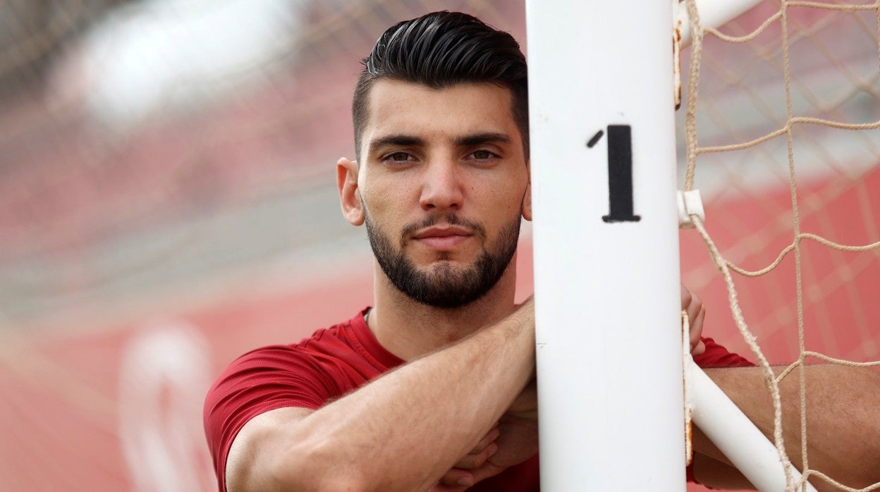 Rafa Mir posa para ABC de Sevilla en el Estadio Jesús Navas