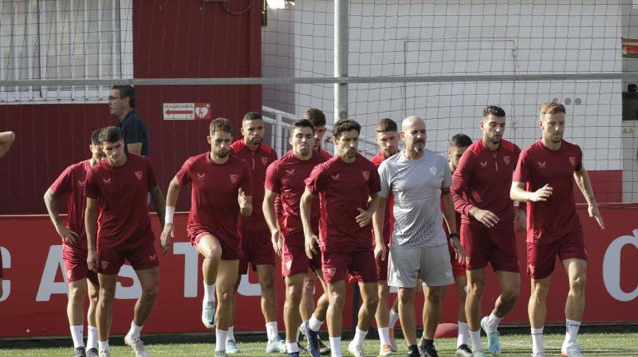 LOS JUGADORES DEL SEVILLA FC, DURRANTE UN ENTRENAMIENTO A LAS ÓRDENES DEL CUERPO TÉCNICO DE JORGE SAMPAOLI