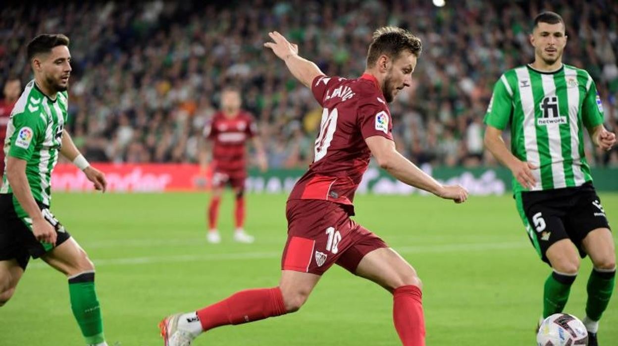Rakitic en una jugada ante el Real Betis