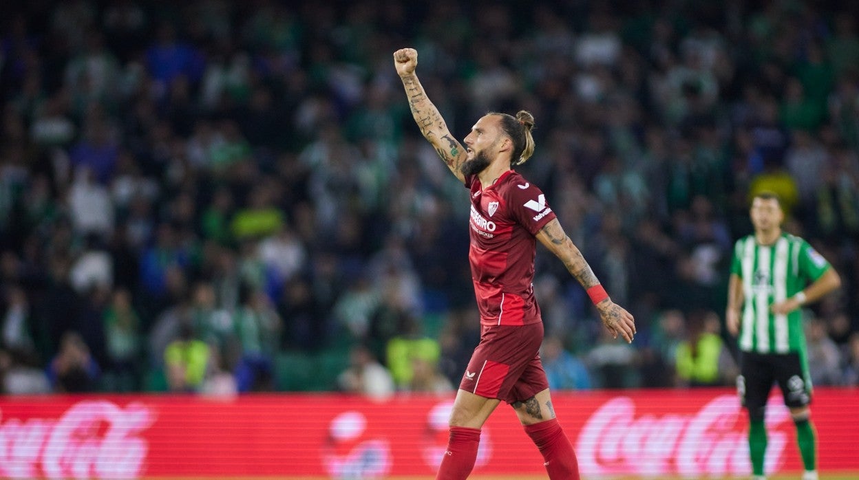 Nemanja Gudelj celebra su gol ante el Betis en el derbi disputado en el Benito Villamarín