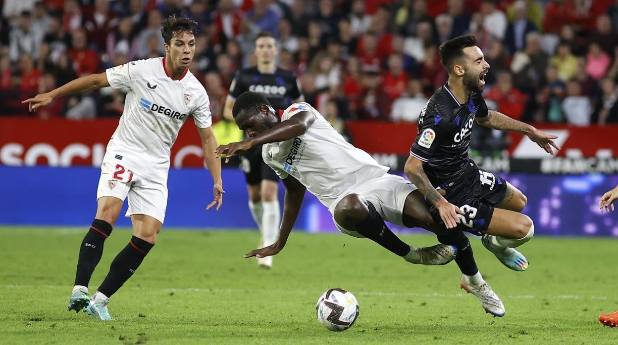 Instante de la entrada de Nianzou a Brais Méndez, que le costó la roja directa al central francés