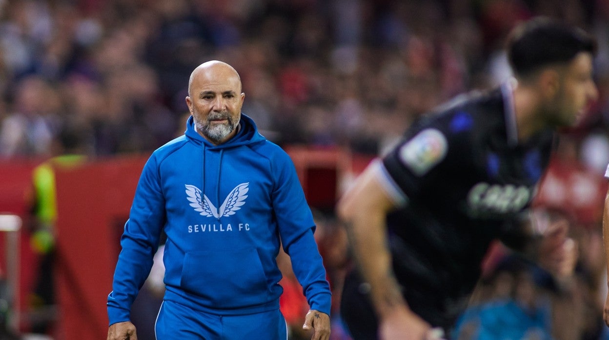Jorge Sampaoli observa desde el área técnica el transcurso del Sevilla FC - Real Sociedad