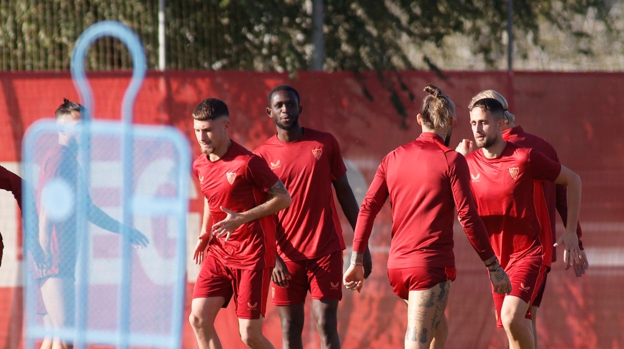 Varios jugadores del Sevilla se ejercitan en la ciudad deportiva antes de viajar a Cantabria